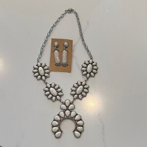 Chic Silver and White Floral Southwest Boho Style Necklace Set